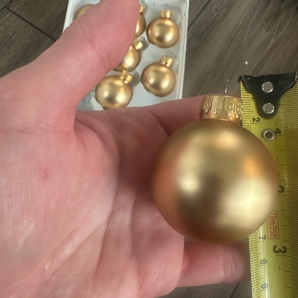 10 PACK CELEBRATE IT
CHRISTMAS 2" GOLD GLASS BALL ORNAMENTS W/ FANCY GOLD
CROWNS - Picture 4 of 4